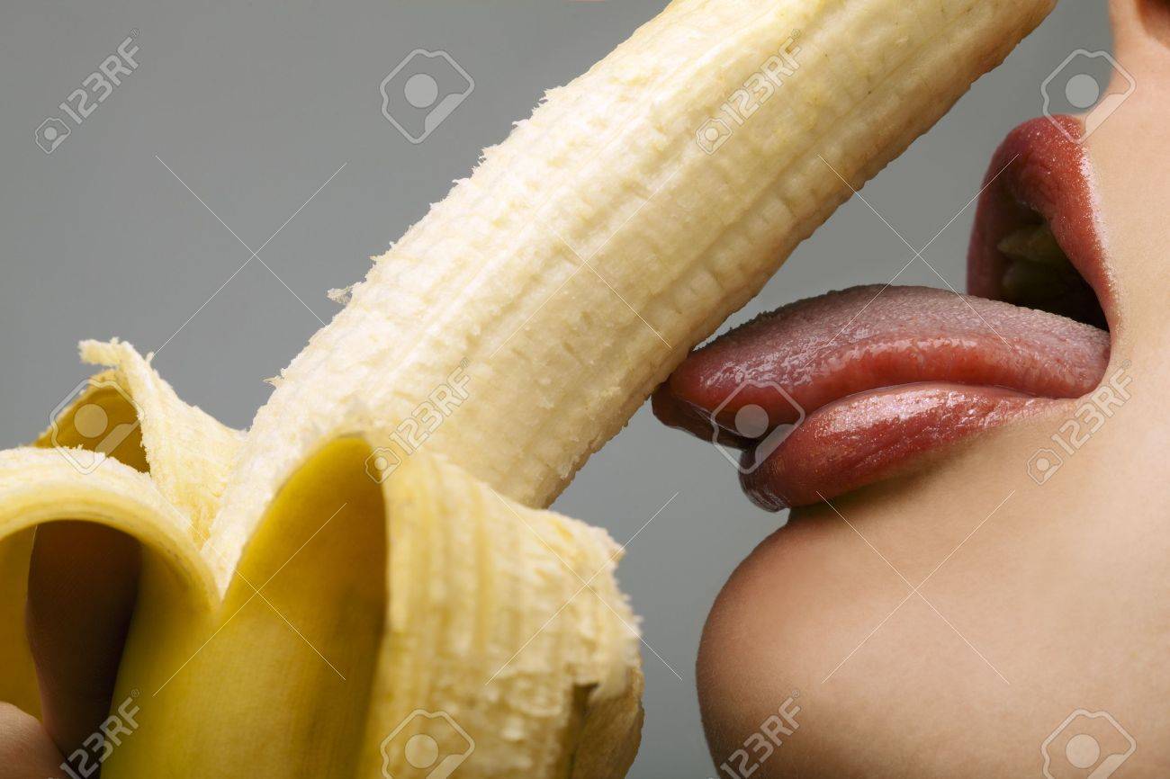 13820190-Close-up-bocca-femminile-leccare-banana-sbucciata-Archivio-Fotografico.jpg