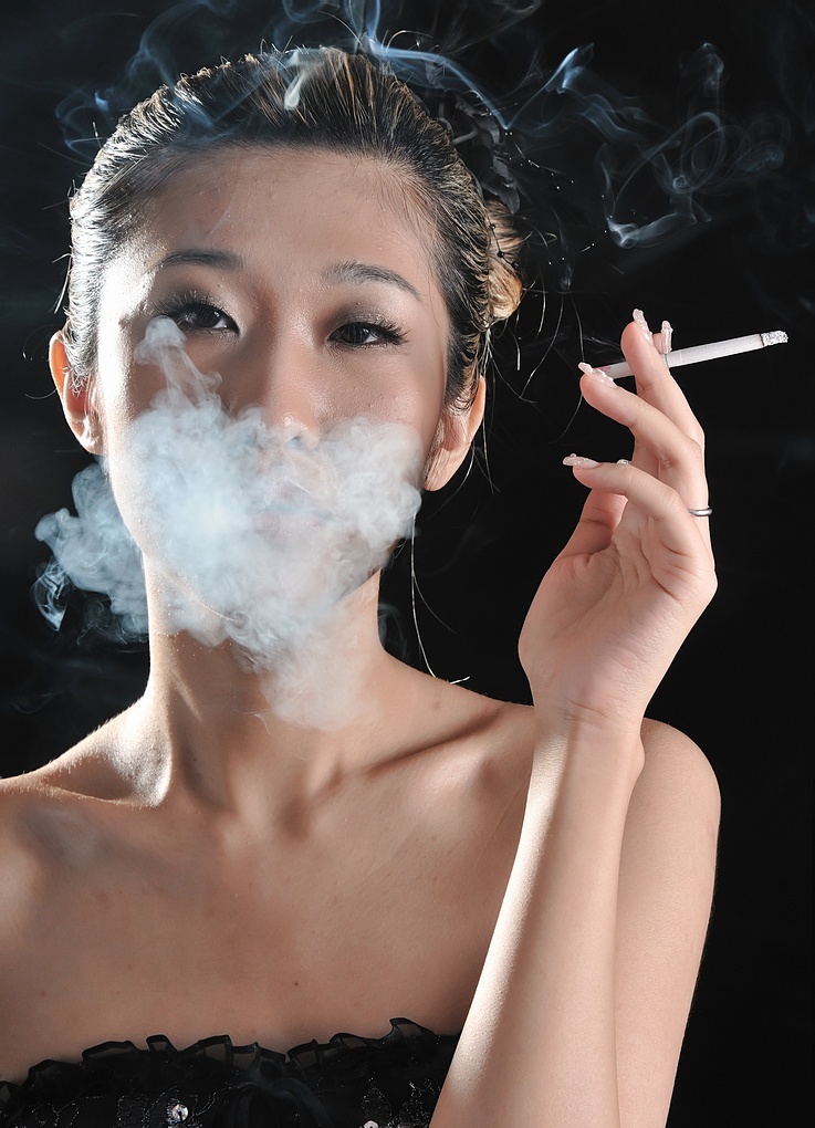 smoking_girl_by_caenegayuv.jpg