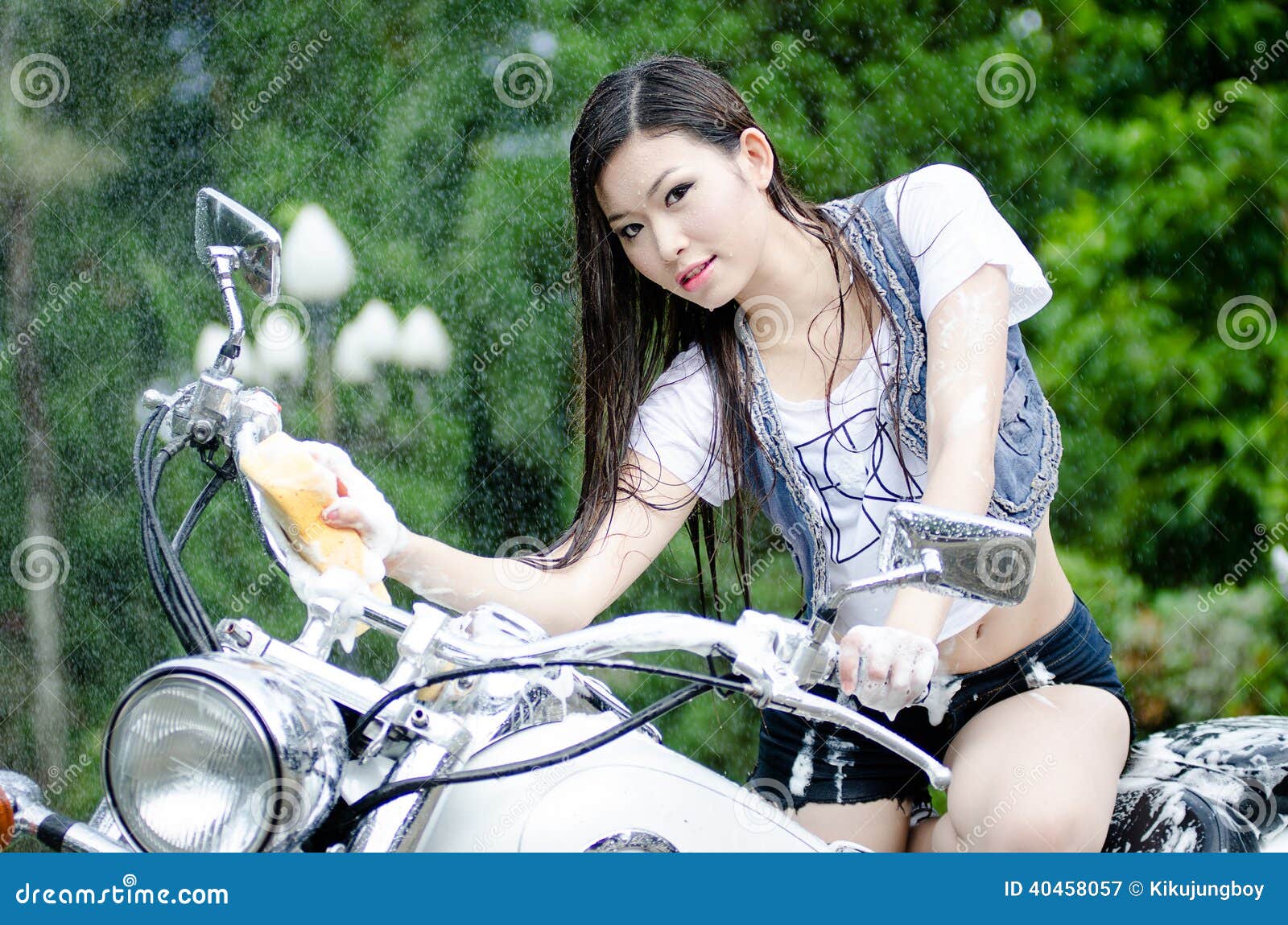 beautiful-asian-girl-washing-big-bike-40458057.jpg