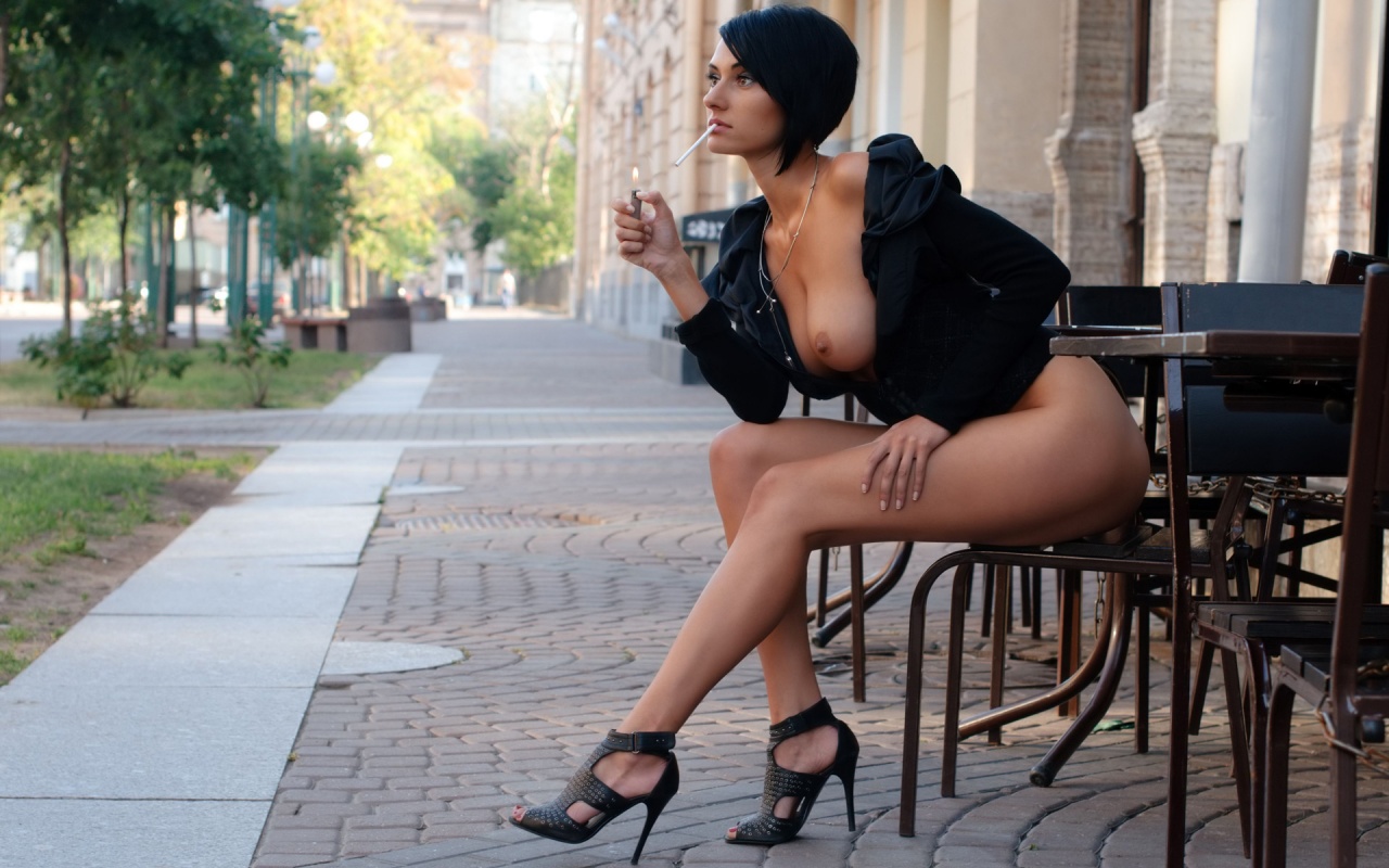 nude-public-exposure-1280x800.jpg