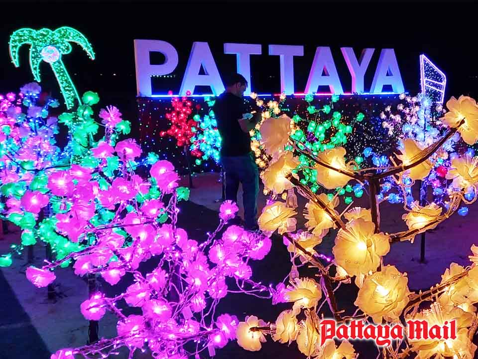 Pattaya-News-2-Dec-30-04-Central-beach-lights-attract-photo-shooters-pic-1.jpg