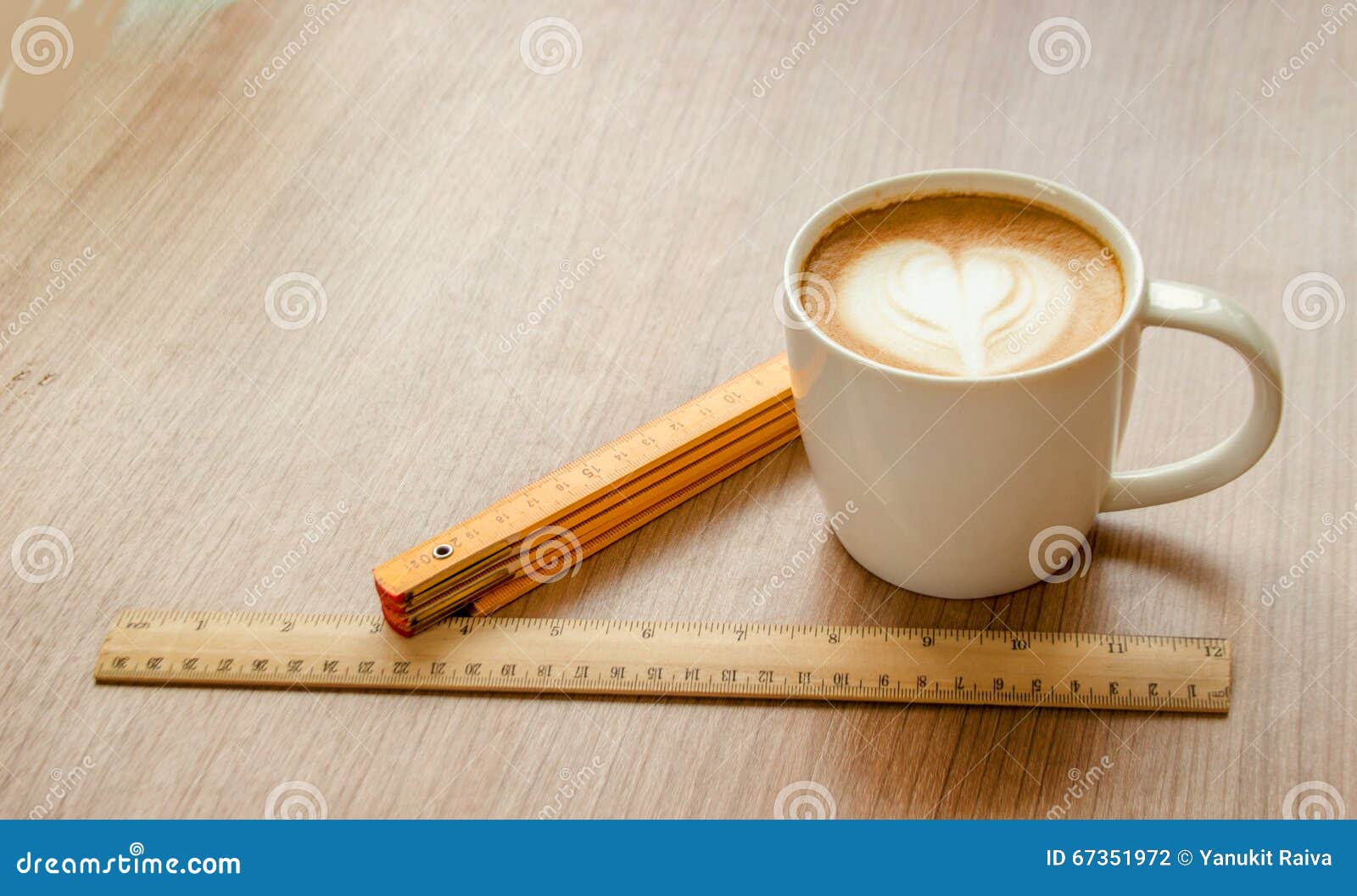 tazza-e-righello-di-caff%C3%A8-67351972.jpg