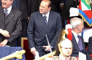 2giu40_berlusconi-strizzatamid.jpg