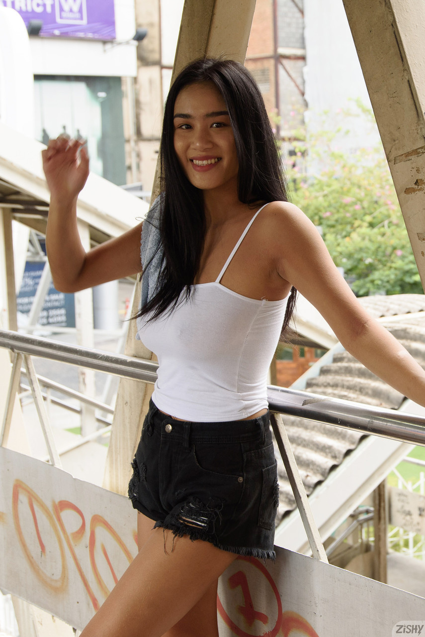 61524211_001_b451.jpg