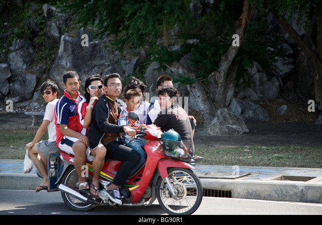 moto-taxi-fully-loaded-prachuap-khiri-khan-thailand-bg90r1.jpg