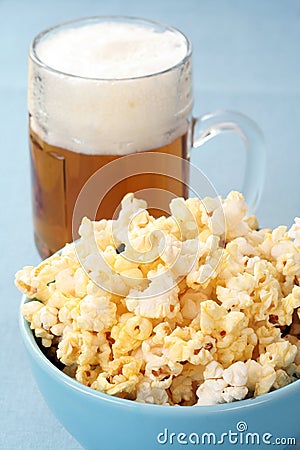 ciotola-di-popcorn-e-di-birra-4964501.jpg