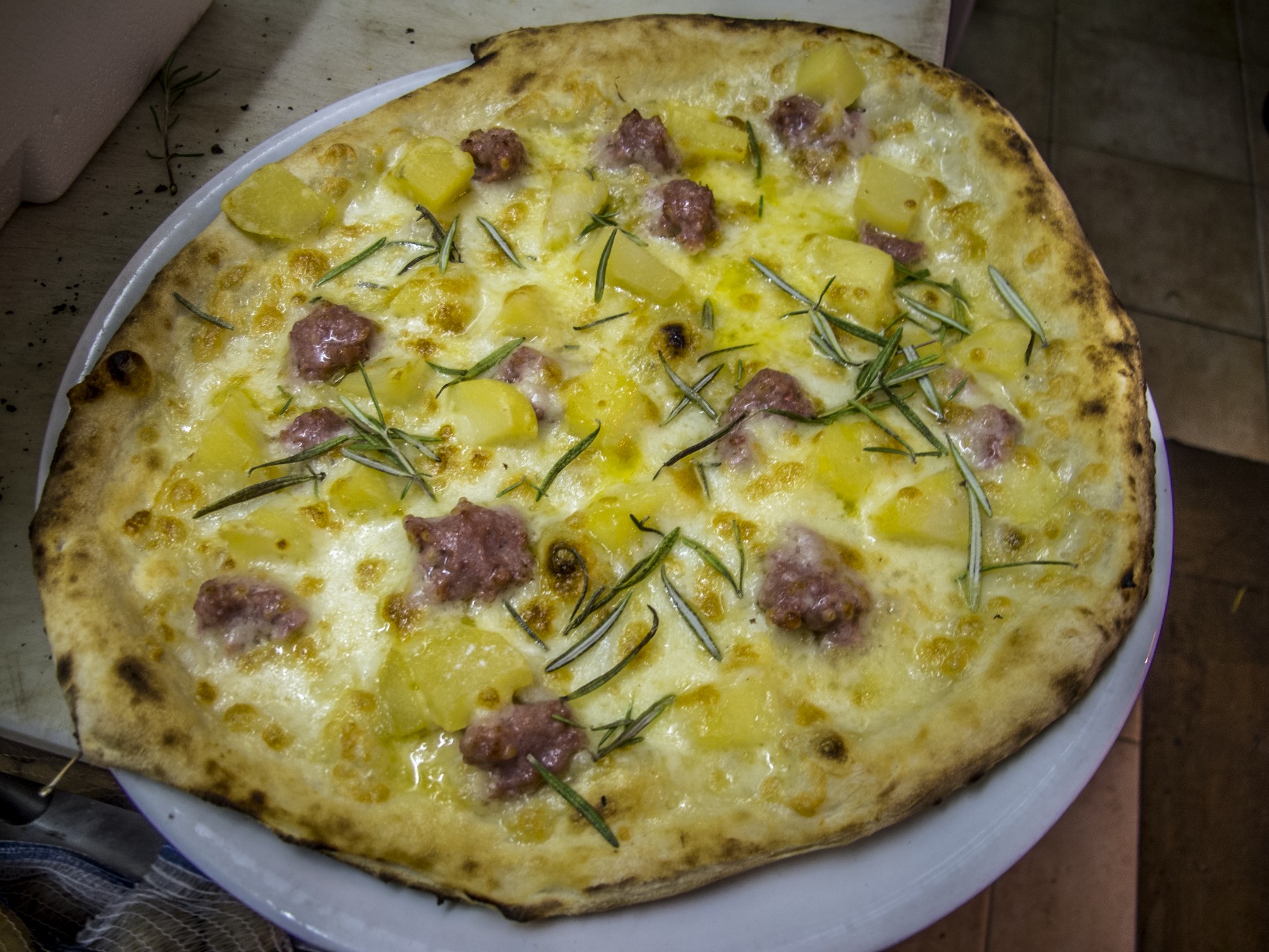 Pizza-patate-e-salsiccia.jpg