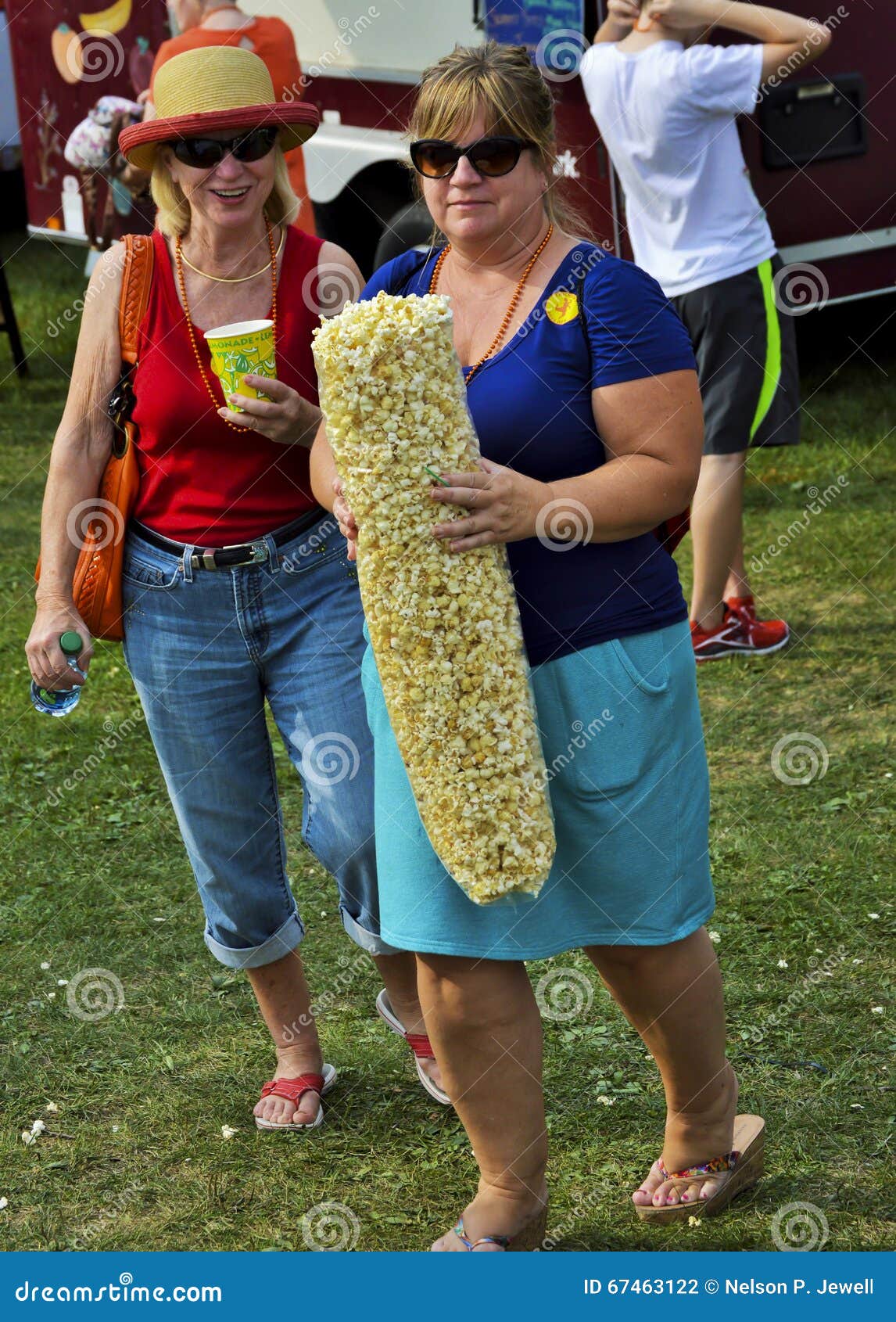 donna-con-popcorn-enorme-al-festival-67463122.jpg