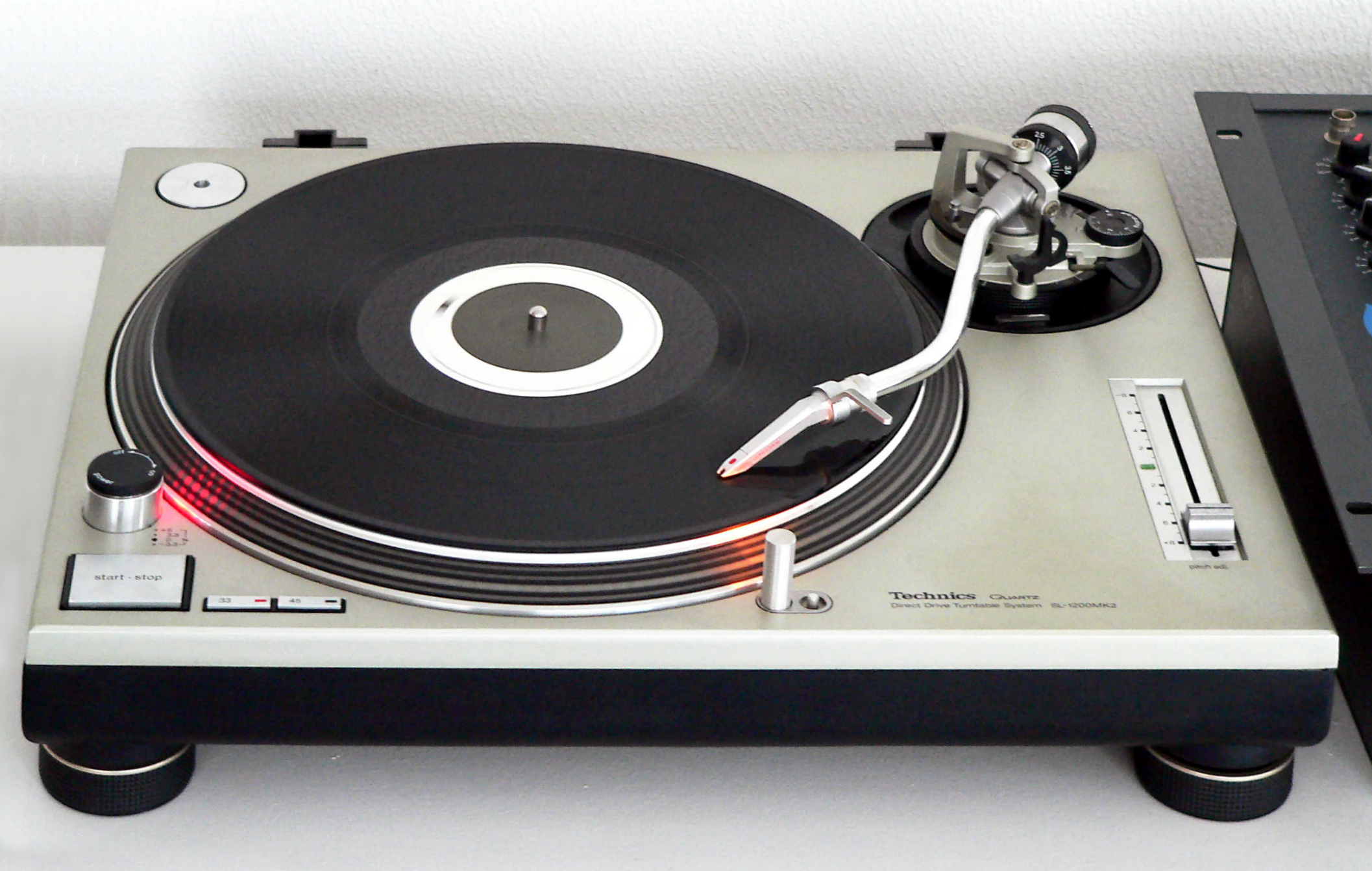 Technics_SL-1200MK2-2.jpg