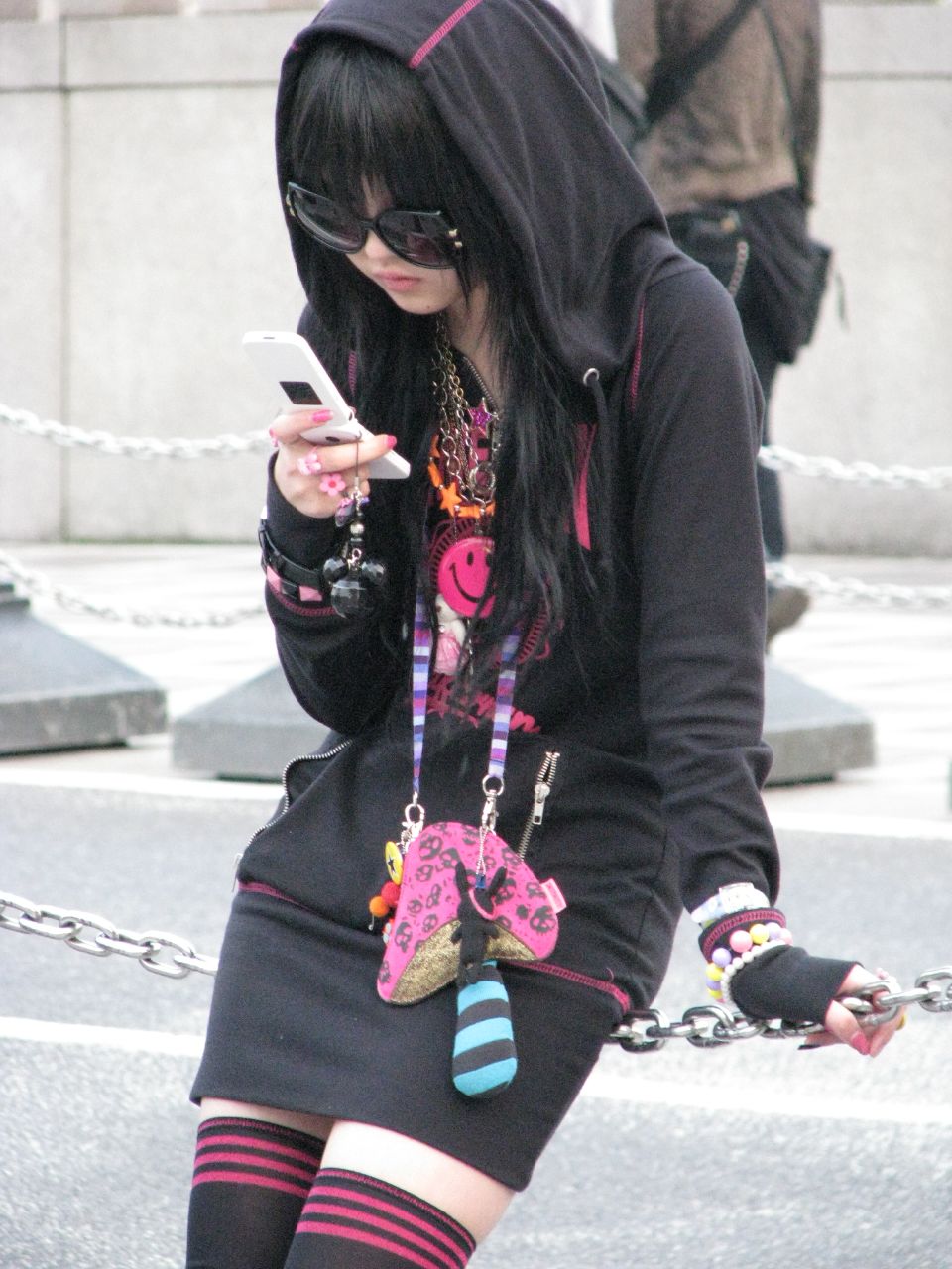 Japanese_girl_with_mobile_phone.jpg