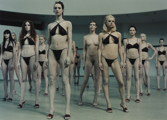 vanessa_beecroft_001.jpg