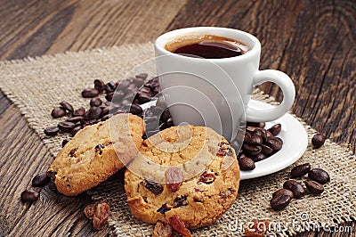 tazza-di-caff-e-biscotti-con-l-uva-passa-34556567.jpg