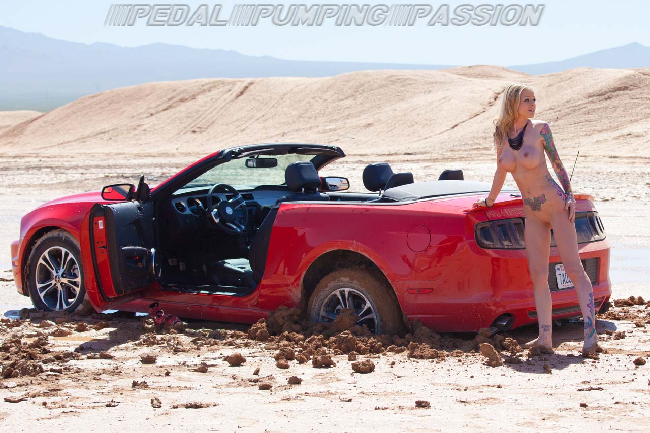 nude-girl-car-stuck-in-mud-006.jpg