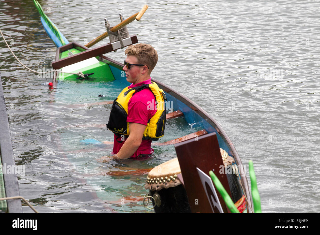 northampton-regno-unito-13-luglio-2014-dragon-boat-festival-di-mezza-estate-prato-organizzata-dal-rotary-club-di-northampton-con-39-squadre-in-evento-di-questanno-il-supporto-del-warwickshire-e-northamptonshire-air-ambulance-credito-keith-j-smithalamy-live-news-e4jhep.jpg