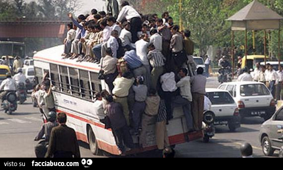 n7tyh8tjzg-autobus-in-india-stracolmo-di-persone-aggrappate-ovunque-buongiorno-un-cazzo-tutte_a.jpg