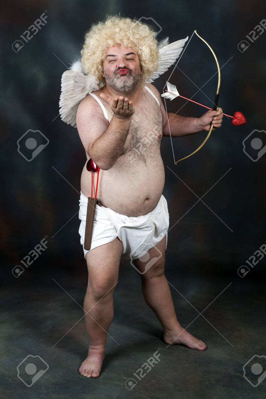 35456813-fat-barba-cupido-peludo-madura-con-el-arco-y-la-flecha-del-coraz%C3%B3n-env%C3%ADo-de-un-beso.jpg