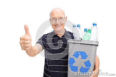 anziano-che-giudica-un-recipiente-di-riciclaggio-pieno-delle-bottiglie-di-plastica-58109479.jpg